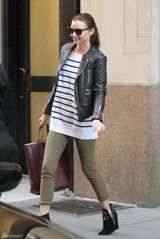 高清组图：米兰达-可儿街拍机车夹克搭配条纹衫