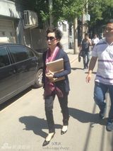 组图：梦鸽现身向公安部信访部递相关资料