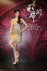 组图：吴佩慈绝美探访水舞间 秘景变身小女孩