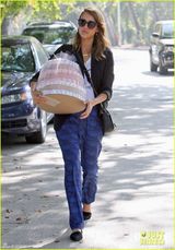 组图：阿尔芭单手抱大蛋糕出街 潮装显时尚