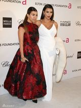 组图：卡戴珊白裙亮相奥斯卡派对 秀傲人上围