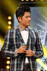 组图：郭富城亮相天天向上 卖萌搞怪变表情帝