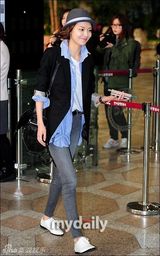 组图：少女时代现身机场飞日本 大秀清纯时尚感