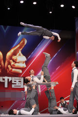 组图：蔡明《出彩》下跪拜选手 黑豹前主唱回归