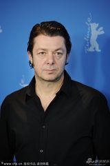 组图：《金子》记者会乌维-波姆红衣惹眼