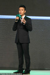 组图：陈坤帅气捞金遭苍蝇调戏露高低眉