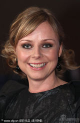 幻灯图集：电影《一家人》首映 导演佩妮莱蓝裙亮眼