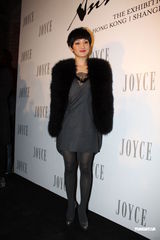 组图：周迅霍思燕出席品牌晚会 毛皮外套驱寒保暖