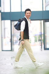 组图：魅力型男张岩 演绎明朗出游风