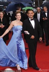 组图：戛纳开幕红毯众星争艳 深V爆乳透视美背