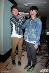 组图：洪敬尧演唱会彩排 卢广仲送木耳汁力挺