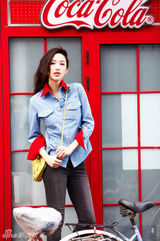 组图：张俪早春街拍红领牛仔衬衫清新