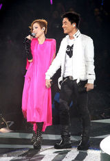 幻灯图：梁洛施产后公开现身 素颜助阵郑秀文个唱