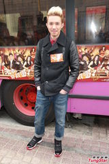 组图：万绮雯紧张TVB首作 张继聪指邓紫棋当旺