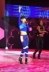 组图：吴莫愁出席时尚活动 红毯撅嘴拗造型