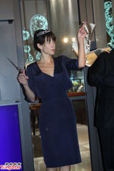 组图：苏菲玛索露排骨胸 嘟嘴搞怪获品牌高层吻手