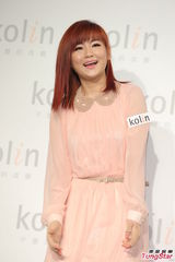 组图：Selina粉嫩亮相 自曝已克服对火恐惧做料理