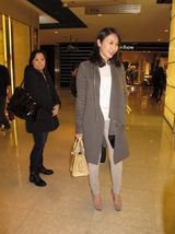 组图：黎姿平安夜携两女外出购买圣诞礼物