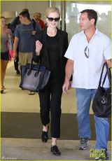 组图：妮可-基德曼返美 透明黑丝内衣bra隐现