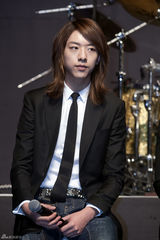 高清组图：韩团CNBLUE召开新专辑发布会献唱新曲