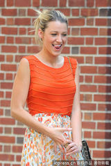 组图：莱弗利碎花裙赶拍《绯闻女孩》 搞怪表情不断