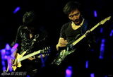 组图：五月天小巨蛋开唱 一票难求high翻场内外