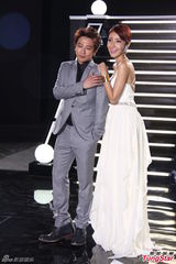 组图：孙耀威西装亮相新剧 杨谨华露背低胸礼服