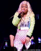 组图：麻辣鸡个唱粉丝强行上台 与保镖激烈扭打