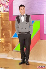 组图：黎耀祥胡杏儿亮相 胡杏儿开胸裤装帅气