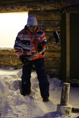 组图：《爸爸》爸爸们全副武装 冰天雪地劈木头