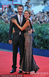 闭幕红毯女星莎柏琳娜-多纳代尔获两男护花