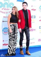 组图：神话李孝利等亮相20代选择颁奖礼蓝地毯