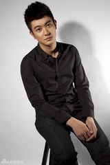 组图：《青瓷》杜江全新写真显成熟稳重