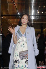 高清：朴信惠袭港露事业线艳压全场 与利特不熟