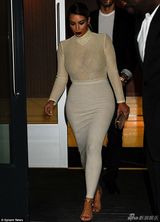 组图：卡戴珊网纹装豪气亮相 肉色上衣似真空