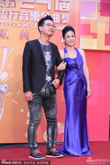 组图：以 莉 高 露 紫色礼服迷人 挽臂陈冠宇亮相