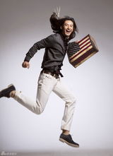 组图：娄淇曝光个性写真 长发帅气显型男本色