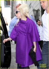 组图：Lady Gaga纽约购物头戴鲜花衣着鲜艳