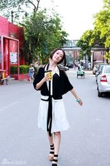 组图：童瑶秋日街拍写真 演绎游走黑白世界潮女