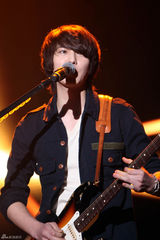 高清组图：韩男团CNBLUE泰国公演华丽落幕献爱心