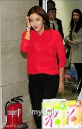 组图：韩星孙丹菲出席代言活动 红黑配显娇媚