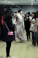 组图：熊黛林露肩装秀好身材 气质优雅性感抢镜