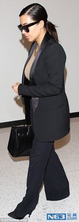 组图：卡戴珊肉色衣打底似没穿 老公贴心拎大包