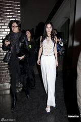 组图：Anglebaby透视装现身巴黎 获设计师力邀见