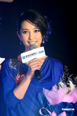 高清：李冰冰穿蓝衣礼服亮相 做环保信用卡第一人