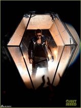 组图：比伯赛琳娜后台甜蜜亲吻显恩爱