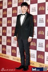 组图：文彩元朴信惠等盛装亮相演技大赏红毯