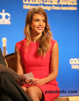 组图：梅根亮相金球奖提名会 阿尔芭桃红连衣裙抢眼