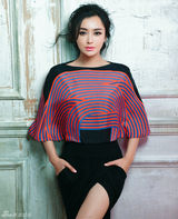 组图：秦岚清新登封面 时尚亮丽气质怡人