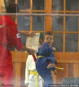 组图：小贝陪儿子练空手道 克鲁兹踹木板身手好